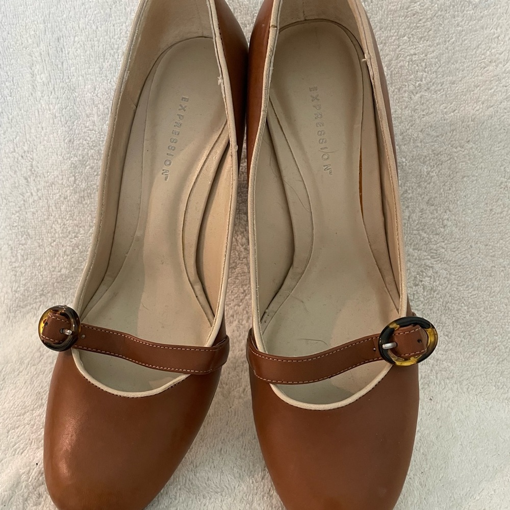 Expression heeled pumps